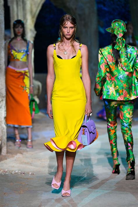 sfilata versace settembre 2021|Moda primavera estate 2021, la sfilata di Versace e .